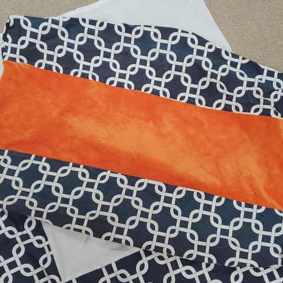 Crib bed skirt, diaper pad cover, sheets - Picture 4 of 9